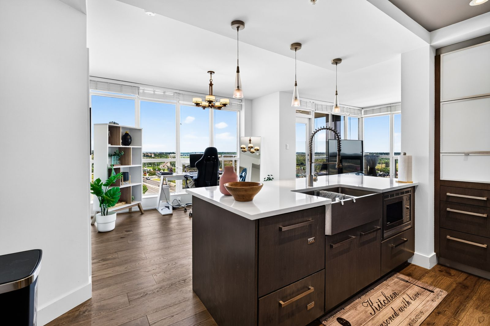 Quartz island with farmhouse sink