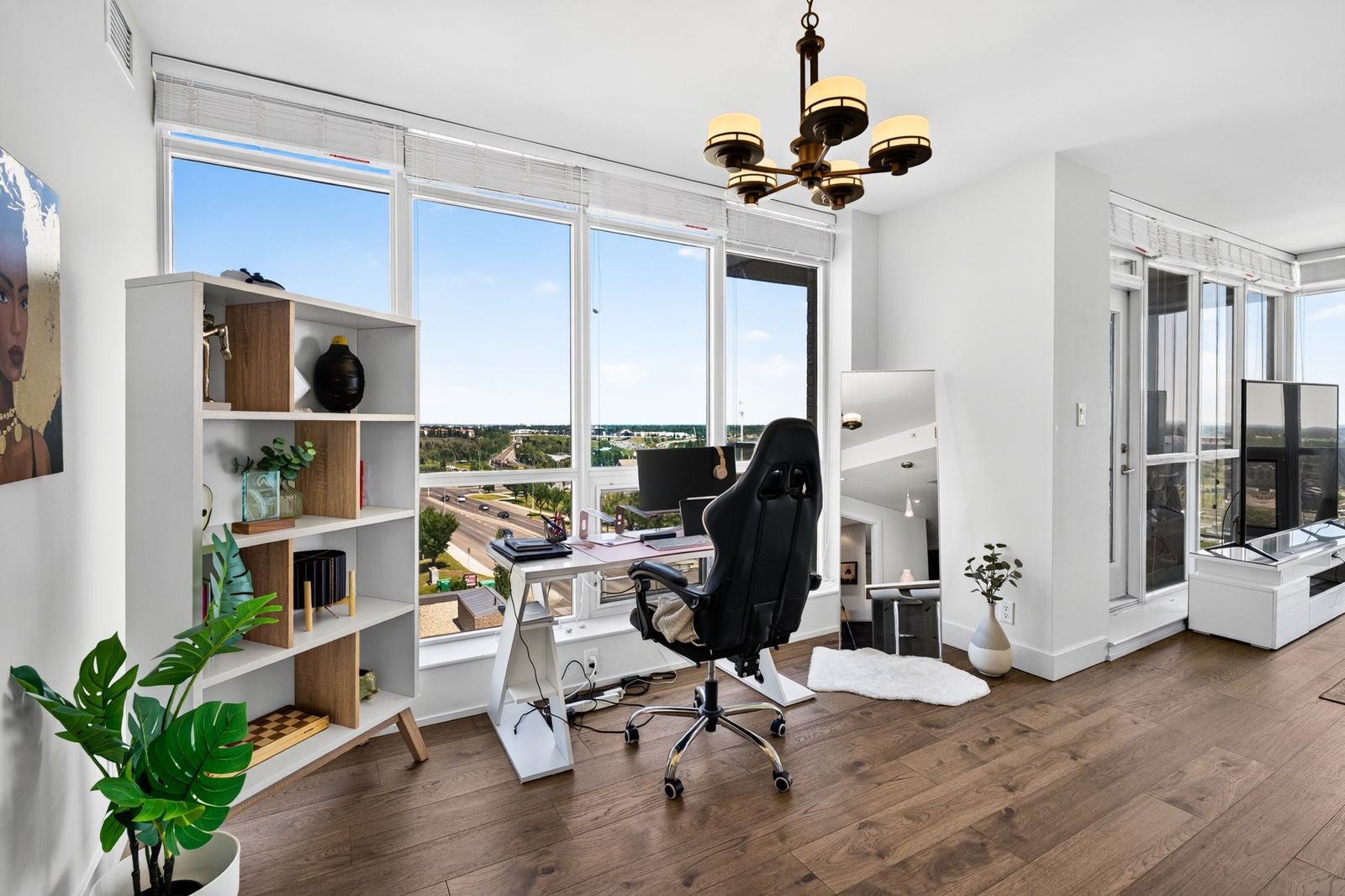 Flex space / home office by the windows